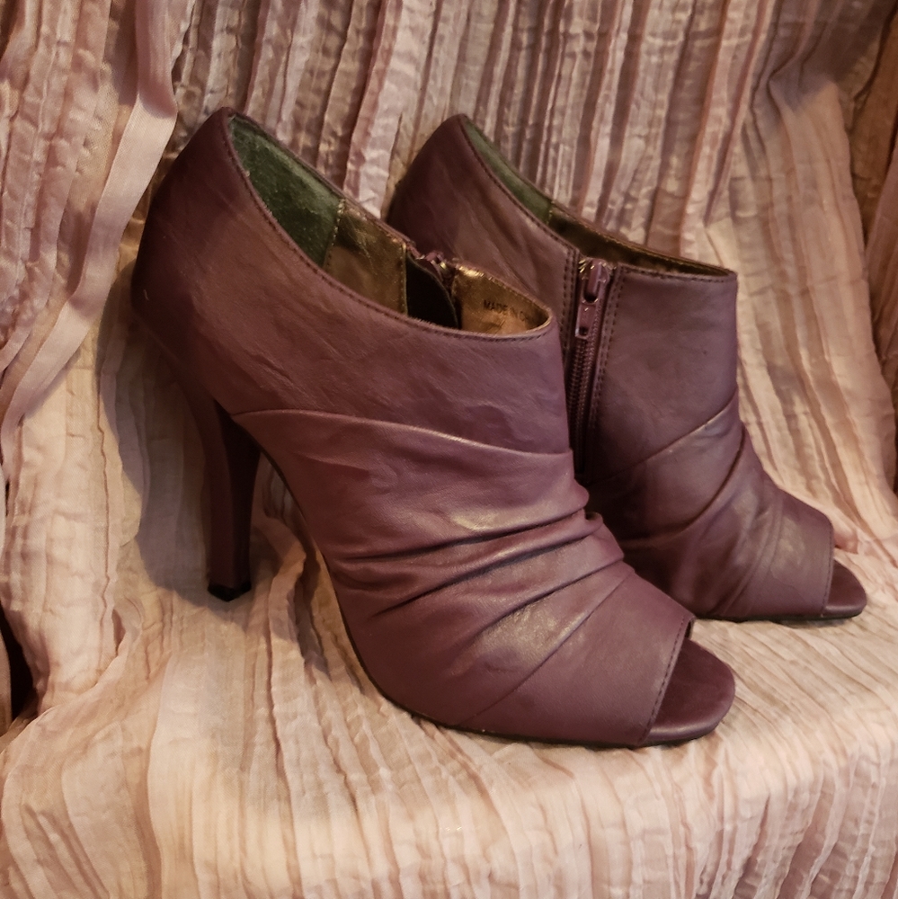Charles David size 8 purple rusched peep toe high heel booties.